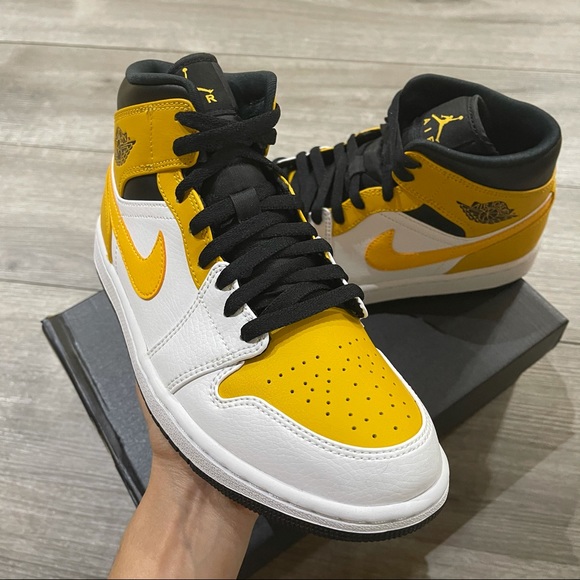 💛🤍Air Jordan 1 Mid University Gold Men's🤍💛 - Picture 3 of 9